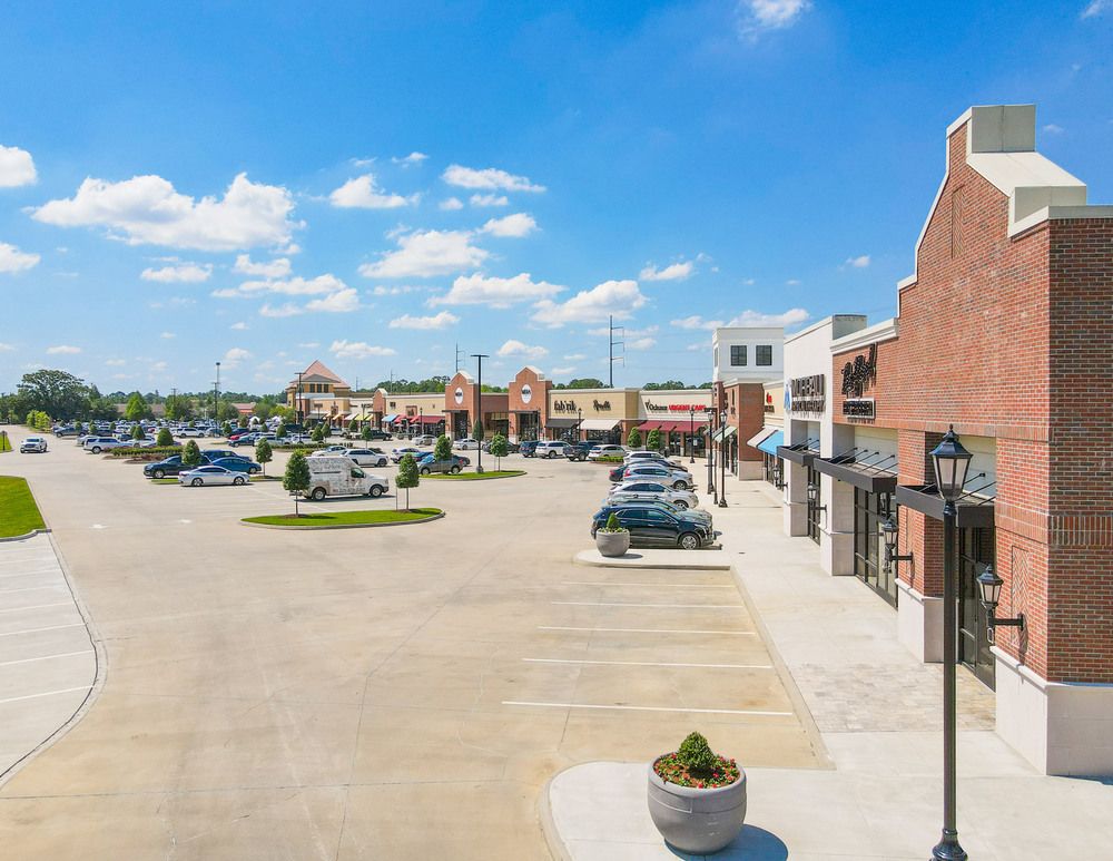 Highland Park Marketplace: 18300-18400 Old Perkins Road East, Baton Rouge, LA 70810